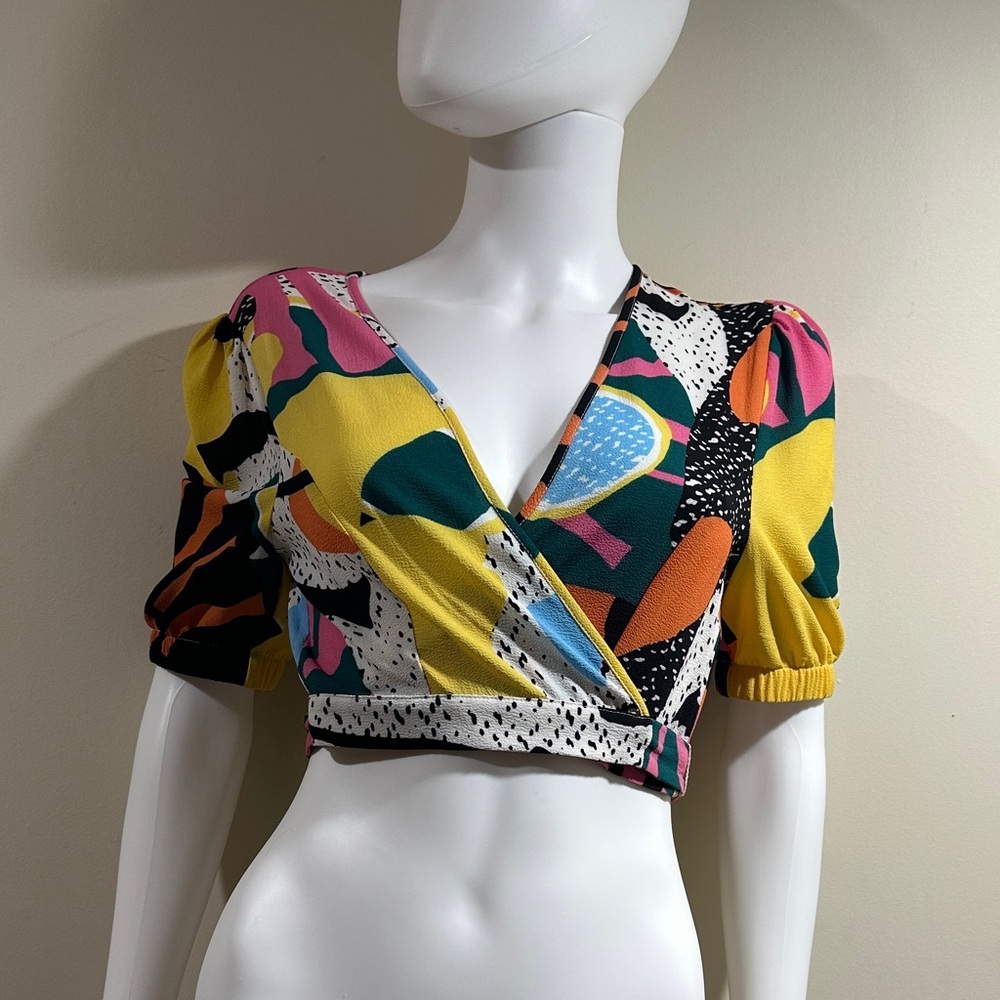 BCBG XS Colorful Bright Abstract Print Women's Crop Mid Drift Top
